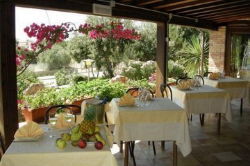 restaurant pizzeria hotel su giganti - villasmius.jpg